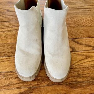 Women’s Cream Chelsea Boots Size 8
